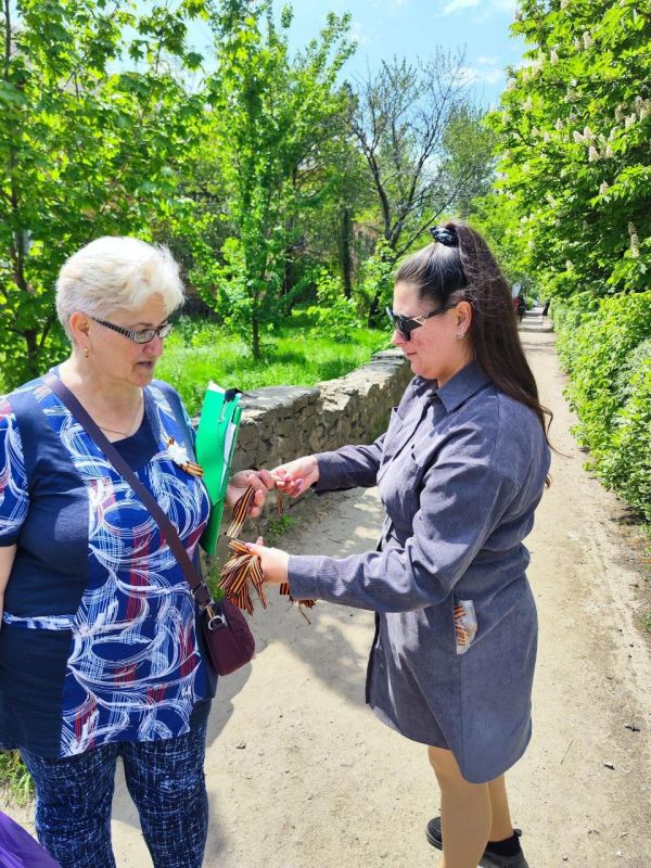 В Лутугино стартовала Всероссийская акция «Георгиевская ленточка» В Лутугино стартовала Всероссийская акция «Георгиевская ленточка»