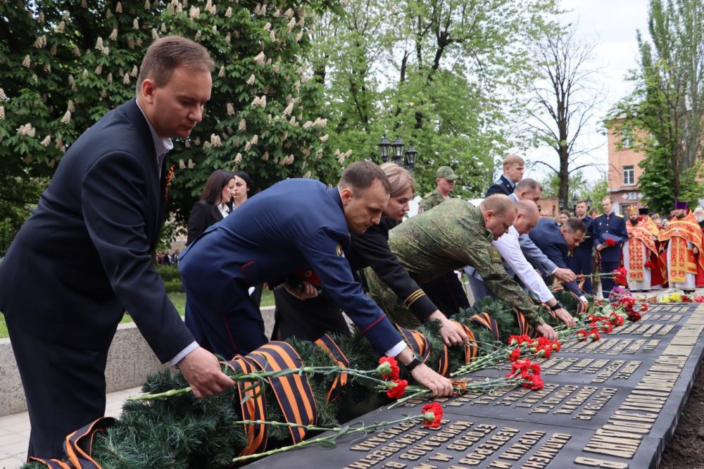 После торжественного мероприятия состоялось возложение цветов к священному месту – Братской могиле партизан и подпольщиков, погибших в годы Великой Отечественной войны После торжественного мероприятия состоялось возложение цветов к священному месту – Братской могиле партизан и подпольщиков, погибших в годы Великой Отечественной войны