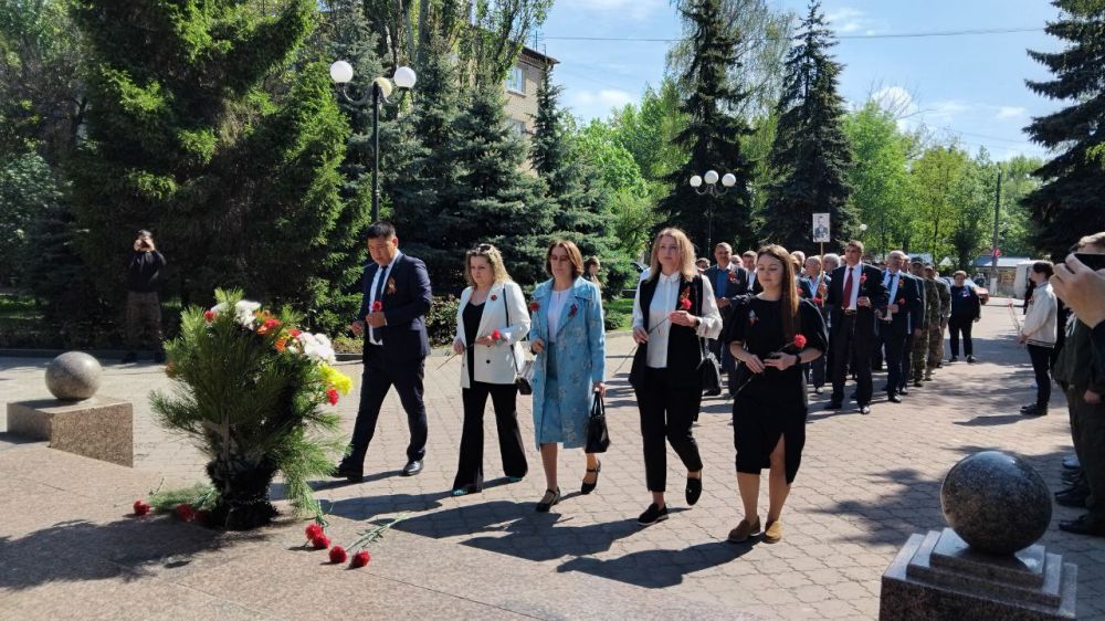 В день 80-летия Победы в Великой Отечественной войне антрацитовцы возложили цветы к памятным местам города В день 80-летия Победы в Великой Отечественной войне антрацитовцы возложили цветы к памятным местам города