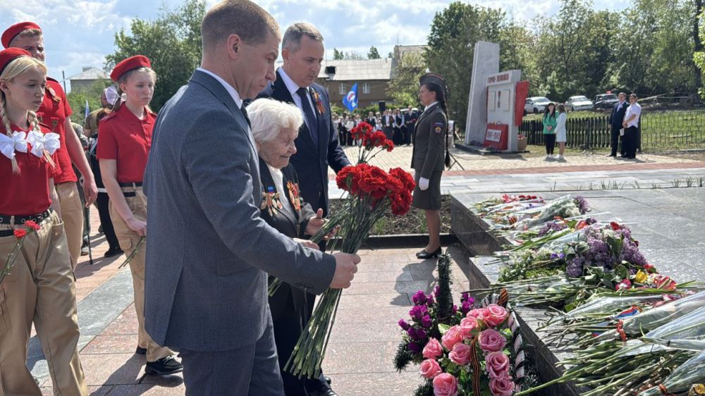 Сергей Колягин: В этом году в городе Первомайске церемония возложения цветов к Братской могиле советских воинов, расположенной на площади Боевой Славы, была особенной, и не только потому, что сегодня 80-я годовщина со Дня... Сергей Колягин: В этом году в городе Первомайске церемония возложения цветов к Братской могиле советских воинов, расположенной на площади Боевой Славы, была особенной, и не только потому, что сегодня 80-я годовщина со Дня...