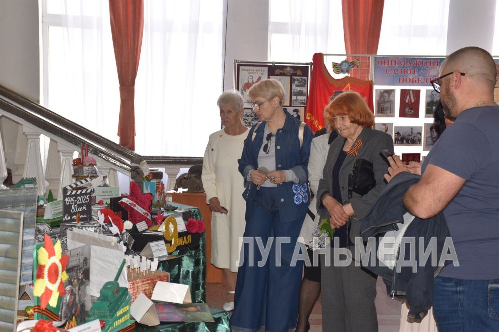 В Стаханове В день 80-летия Великой Победы в фойе Городского Дворца культуры им. Горького была организована тематическая инсталляция «Великий подвиг – славиться в веках!» В Стаханове В день 80-летия Великой Победы в фойе Городского Дворца культуры им. Горького была организована тематическая инсталляция «Великий подвиг – славиться в веках!»
