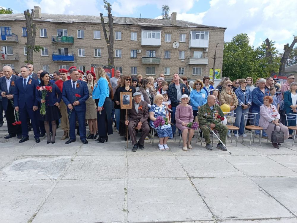 Сегодня торжественный митинг собрал ровенчан, чтобы отдать дань памяти всем тем, кто защищал нашу страну в годы Великой Отечественной войны на фронте и в тылу, тем, кто восстанавливал страну в послевоенные годы, и, конечно... Сегодня торжественный митинг собрал ровенчан, чтобы отдать дань памяти всем тем, кто защищал нашу страну в годы Великой Отечественной войны на фронте и в тылу, тем, кто восстанавливал страну в послевоенные годы, и, конечно...
