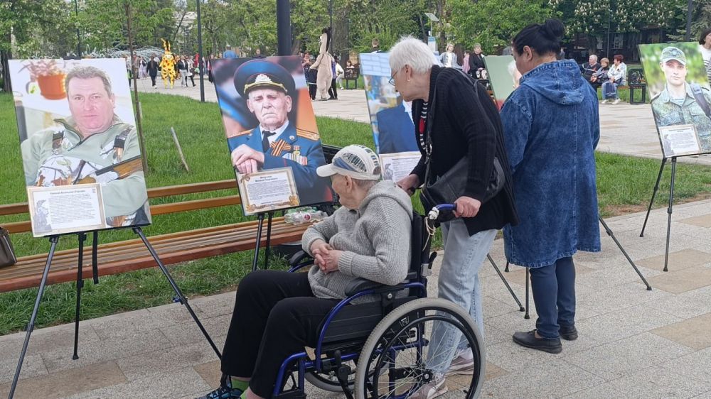 В День Победы в ЛНР прошла выставка портретов «Единая Россия – единая Победа» В День Победы в ЛНР прошла выставка портретов «Единая Россия – единая Победа»