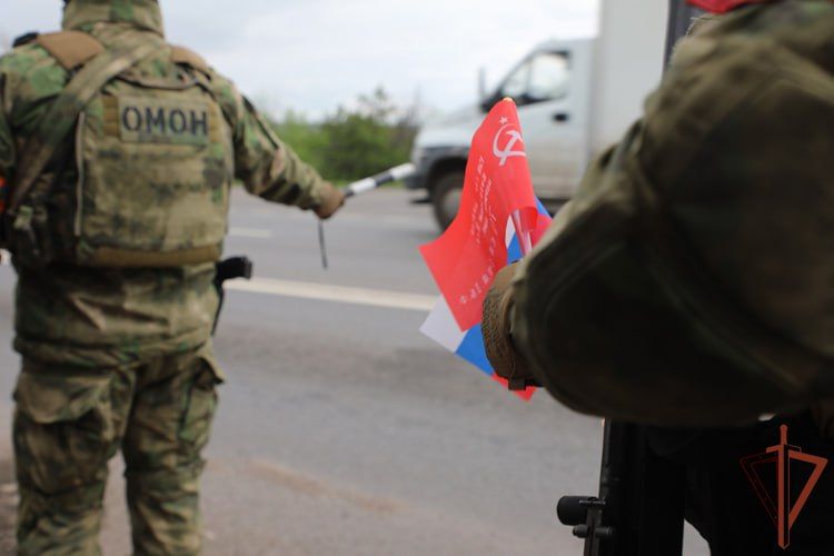В ЛНР росгвардейцы подняли Знамя Победы и флаг Росгвардии над местами несения боевой службы В ЛНР росгвардейцы подняли Знамя Победы и флаг Росгвардии над местами несения боевой службы