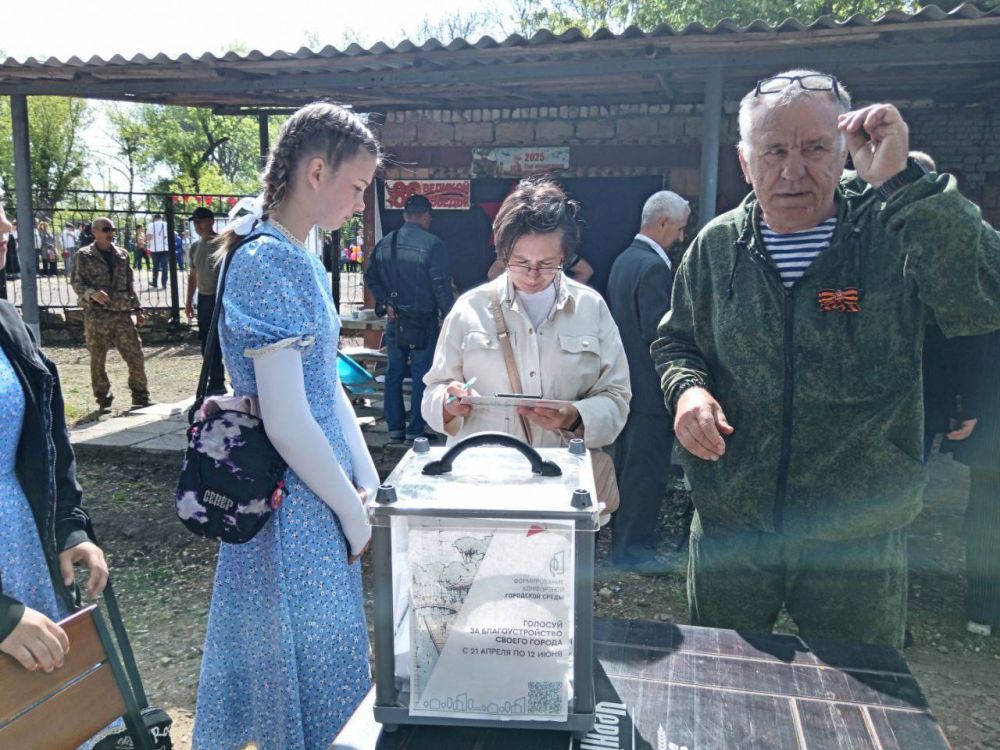 Сергей Козенко: Сегодня, в День Великой Победы, Краснодонский муниципальный округ оживился в праздничной атмосфере! Жители с энтузиазмом принимают участие в торжествах и массово посещают общественные места, наслаждаясь... Сергей Козенко: Сегодня, в День Великой Победы, Краснодонский муниципальный округ оживился в праздничной атмосфере! Жители с энтузиазмом принимают участие в торжествах и массово посещают общественные места, наслаждаясь...