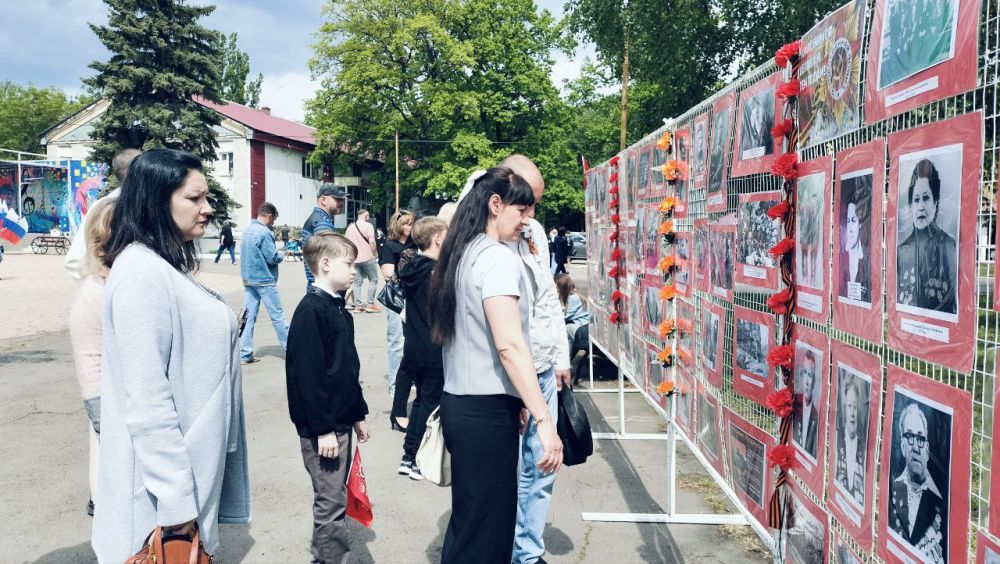 Сегодня в Парке культуры и отдыха им. Героев города Ровеньки состоялось открытие передвижной выставки «Нам 41-й не забыть, нам 45-й славить!», посвящённой подвигу советского народа в Великой Отечественной войне Сегодня в Парке культуры и отдыха им. Героев города Ровеньки состоялось открытие передвижной выставки «Нам 41-й не забыть, нам 45-й славить!», посвящённой подвигу советского народа в Великой Отечественной войне