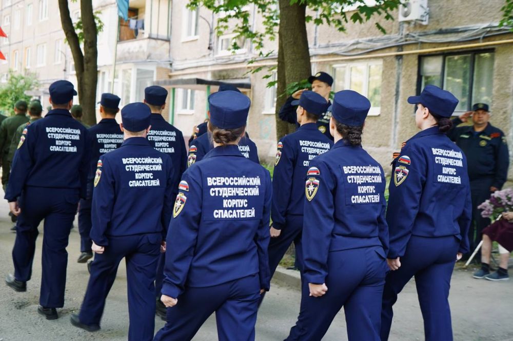Спасибо за Победу!. В День Победы добровольцы Луганского регионального отделения ВСКС и студенты Института гражданской защиты подготовили для ветеранов Великой Отечественной Войны торжественный марш под их окнами Спасибо за Победу!. В День Победы добровольцы Луганского регионального отделения ВСКС и студенты Института гражданской защиты подготовили для ветеранов Великой Отечественной Войны торжественный марш под их окнами