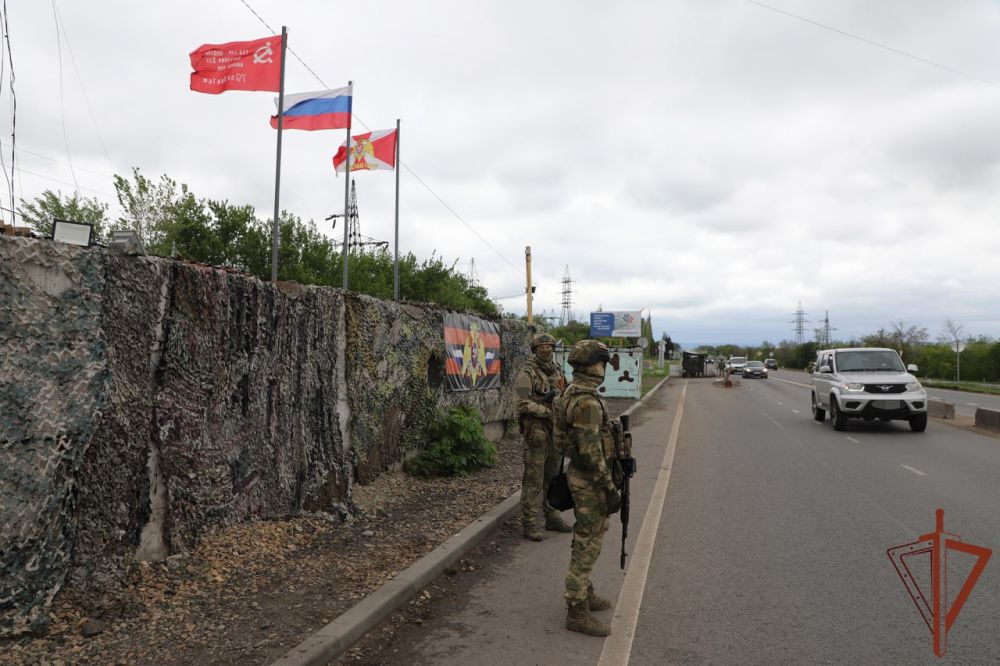 В ЛНР росгвардейцы подняли Знамя Победы и флаг Росгвардии над местами несения боевой службы В ЛНР росгвардейцы подняли Знамя Победы и флаг Росгвардии над местами несения боевой службы