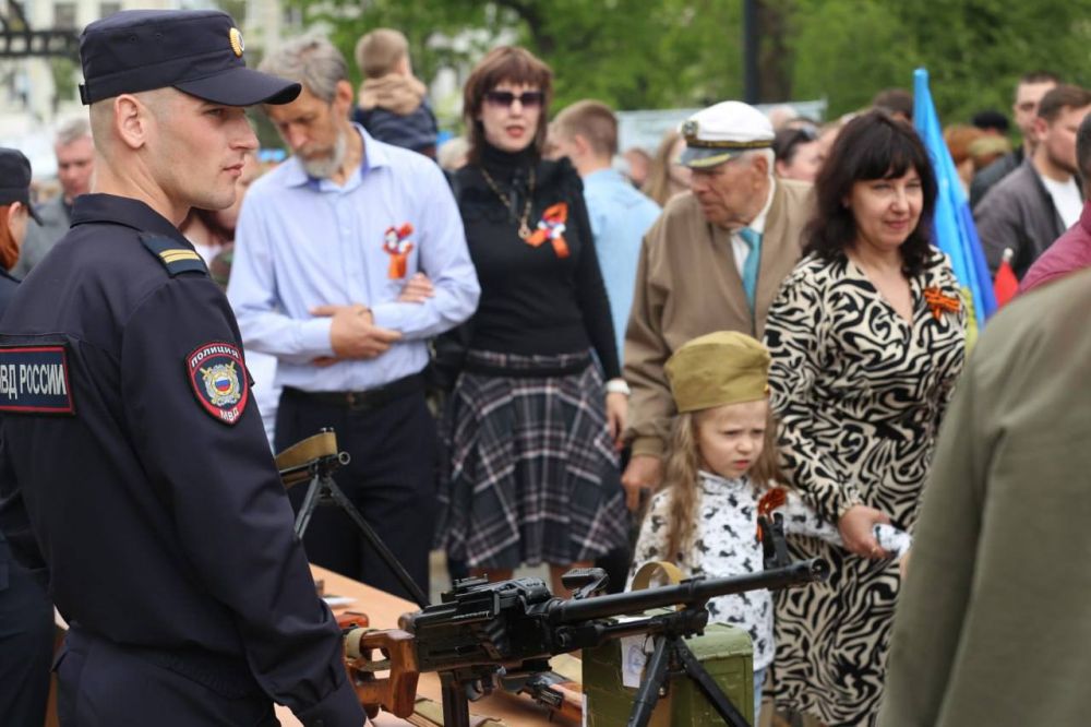 В сквере имени Героев «Молодой гвардии» в День Победы прошла выставка подразделений регионального МВД В сквере имени Героев «Молодой гвардии» в День Победы прошла выставка подразделений регионального МВД