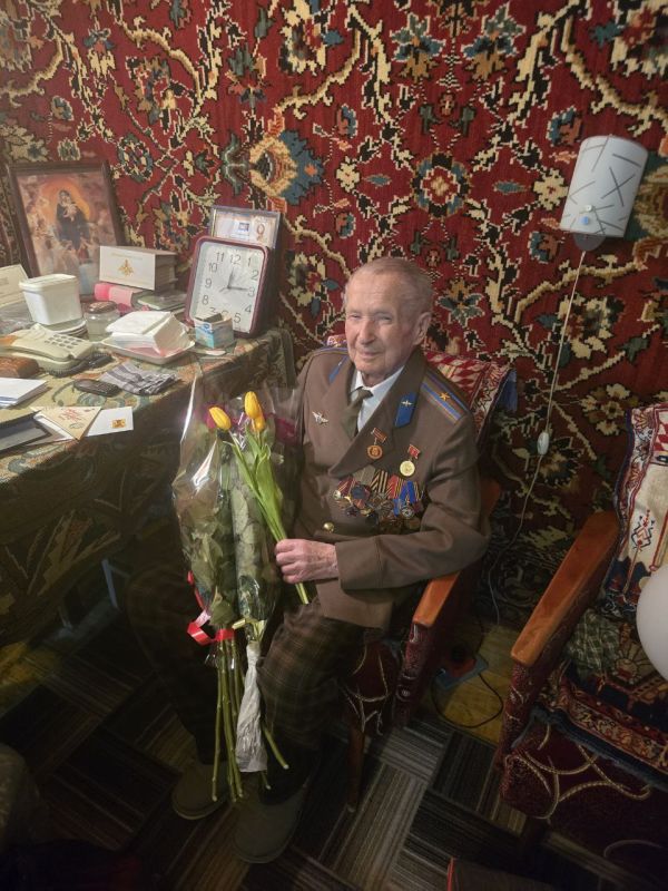999. В честь 80-летия Победы в Великой Отечественной войне сотрудники поликлиники № 11 посетили ветерана Николая Сергеевича Крапошина 999. В честь 80-летия Победы в Великой Отечественной войне сотрудники поликлиники № 11 посетили ветерана Николая Сергеевича Крапошина