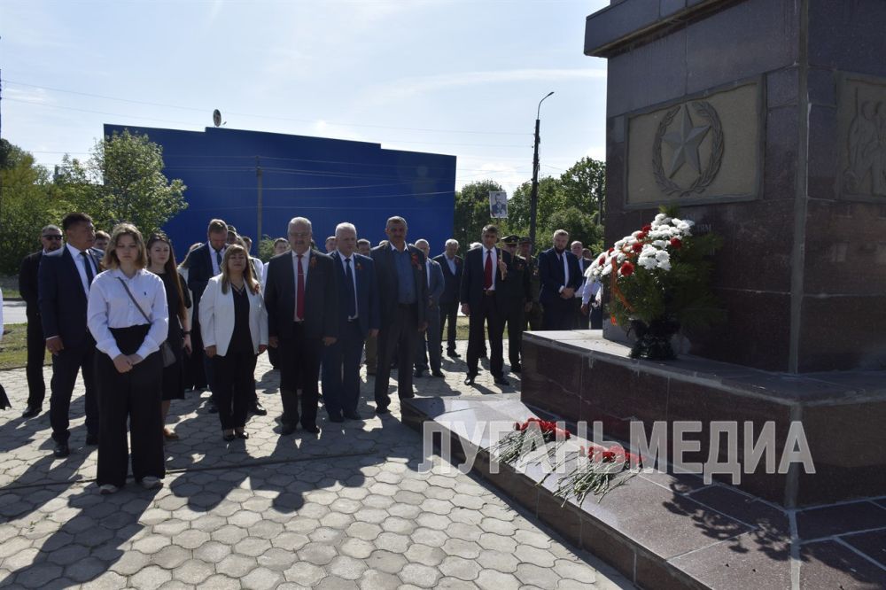 В Антрацитовском муниципальном округе в честь 80-летия великой Победы жители муниципалитета возложили цветы к памятным местам В Антрацитовском муниципальном округе в честь 80-летия великой Победы жители муниципалитета возложили цветы к памятным местам