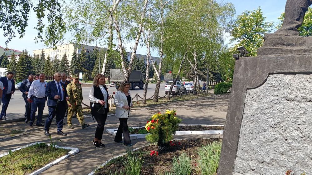 В день 80-летия Победы в Великой Отечественной войне антрацитовцы возложили цветы к памятным местам города В день 80-летия Победы в Великой Отечественной войне антрацитовцы возложили цветы к памятным местам города