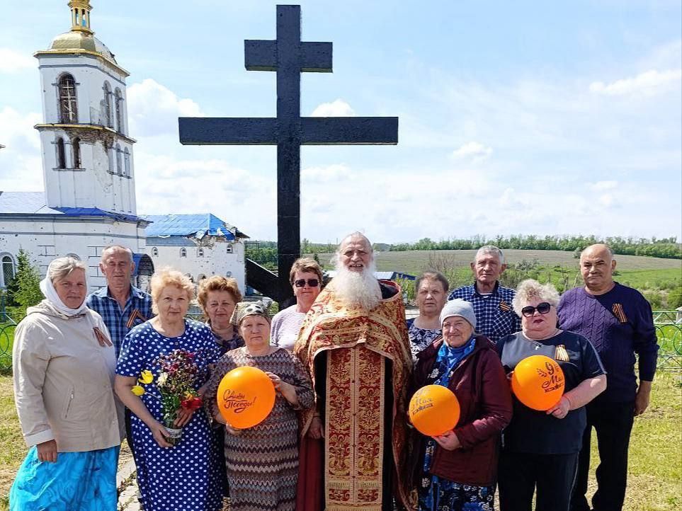 Сергей Колягин: Сегодня по всей территории городского округа жители возлагали венки и цветы к мемориалам, памятникам и братским могилам, где захоронены советские воины – наши земляки, погибшие при обороне и освобождении... Сергей Колягин: Сегодня по всей территории городского округа жители возлагали венки и цветы к мемориалам, памятникам и братским могилам, где захоронены советские воины – наши земляки, погибшие при обороне и освобождении...