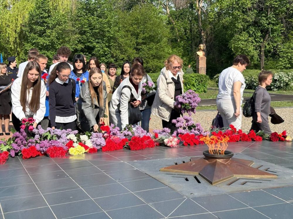 В Красном Луче на площади Героев у Огня Памяти состоялось торжественное возложение цветов, посвящённое 80-й годовщине Победы в Великой Отечественной войне, в знак памяти и уважения к подвигу советского народа в борьбе с... В Красном Луче на площади Героев у Огня Памяти состоялось торжественное возложение цветов, посвящённое 80-й годовщине Победы в Великой Отечественной войне, в знак памяти и уважения к подвигу советского народа в борьбе с...
