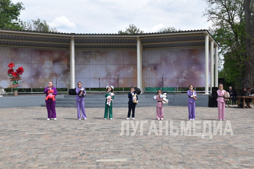 Массовые народные гуляния прошли 9 Мая в Краснодонском городском парке культуры и отдыха им. «Молодой гвардии» Массовые народные гуляния прошли 9 Мая в Краснодонском городском парке культуры и отдыха им. «Молодой гвардии»