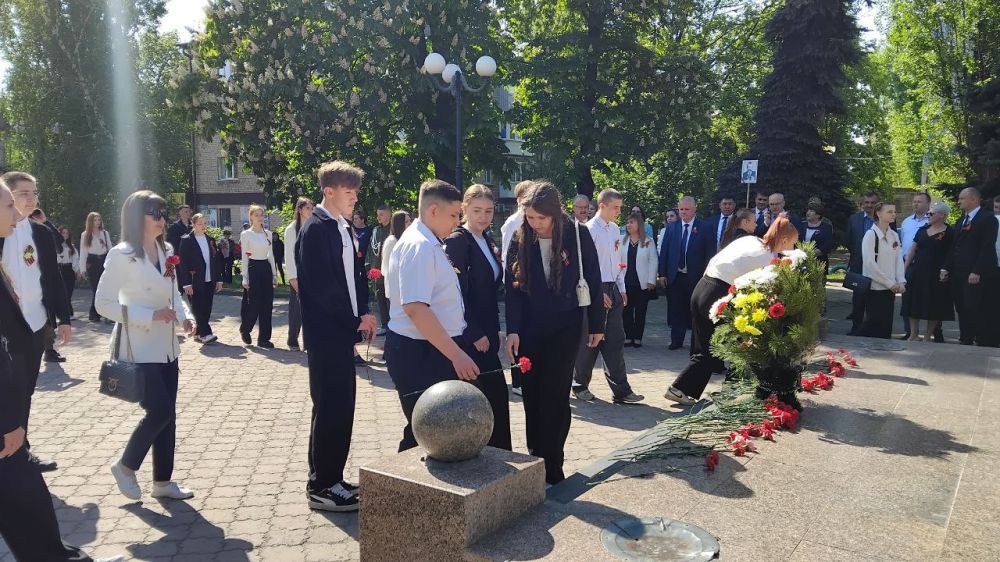 В день 80-летия Победы в Великой Отечественной войне антрацитовцы возложили цветы к памятным местам города В день 80-летия Победы в Великой Отечественной войне антрацитовцы возложили цветы к памятным местам города