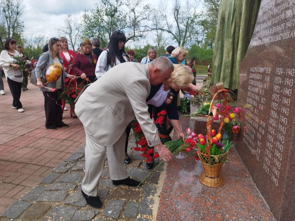 В поселке Краснодон активисты, сторонники и депутаты Партии «ЕДИНАЯ РОССИЯ» организовали пешую акцию «80 тысяч шагов к Великой Победе» В поселке Краснодон активисты, сторонники и депутаты Партии «ЕДИНАЯ РОССИЯ» организовали пешую акцию «80 тысяч шагов к Великой Победе»