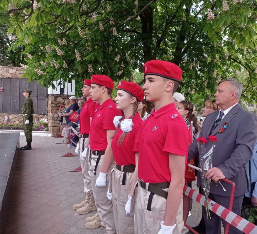 В Антраците на площади мемориального комплекса «Вечный огонь» состоялся торжественный митинг «Салют и слава годовщине навеки памятного дня» В Антраците на площади мемориального комплекса «Вечный огонь» состоялся торжественный митинг «Салют и слава годовщине навеки памятного дня»