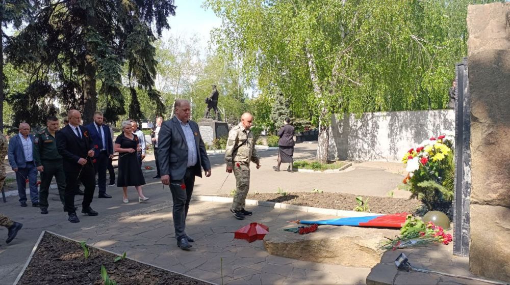 В день 80-летия Победы в Великой Отечественной войне антрацитовцы возложили цветы к памятным местам города В день 80-летия Победы в Великой Отечественной войне антрацитовцы возложили цветы к памятным местам города