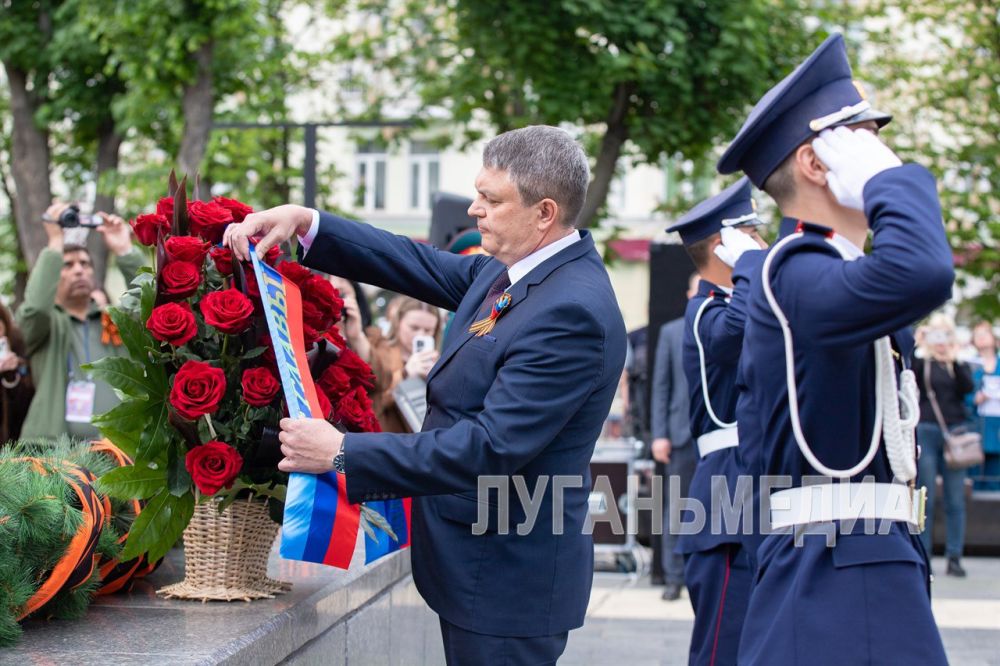 В центре Луганска прошли традиционные мероприятия, посвященные Дню Победы В центре Луганска прошли традиционные мероприятия, посвященные Дню Победы