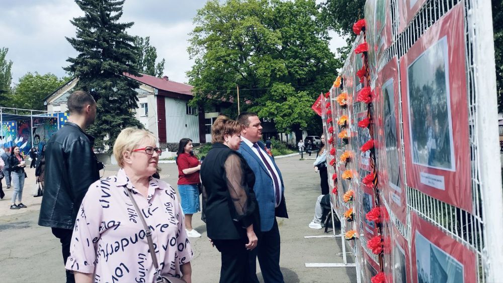 Сегодня в Парке культуры и отдыха им. Героев города Ровеньки состоялось открытие передвижной выставки «Нам 41-й не забыть, нам 45-й славить!», посвящённой подвигу советского народа в Великой Отечественной войне Сегодня в Парке культуры и отдыха им. Героев города Ровеньки состоялось открытие передвижной выставки «Нам 41-й не забыть, нам 45-й славить!», посвящённой подвигу советского народа в Великой Отечественной войне