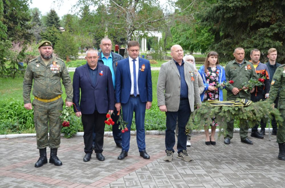 ДЕНЬ ПОБЕДЫ! Возложение цветов к Мемориалу «Памятник воинам – землякам» ДЕНЬ ПОБЕДЫ! Возложение цветов к Мемориалу «Памятник воинам – землякам»
