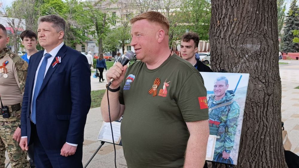 В День Победы в ЛНР прошла выставка портретов «Единая Россия – единая Победа» В День Победы в ЛНР прошла выставка портретов «Единая Россия – единая Победа»