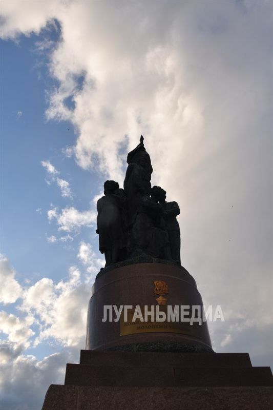 В Краснодоне праздничный день завершился концертом и акцией «Свеча памяти» В Краснодоне праздничный день завершился концертом и акцией «Свеча памяти»