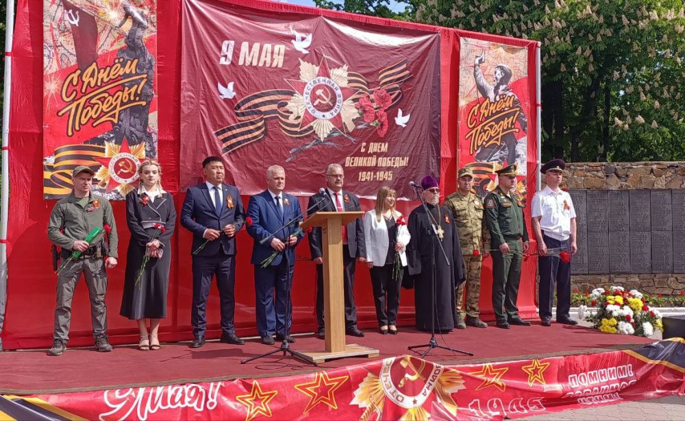 В Антраците на площади мемориального комплекса «Вечный огонь» состоялся торжественный митинг «Салют и слава годовщине навеки памятного дня» В Антраците на площади мемориального комплекса «Вечный огонь» состоялся торжественный митинг «Салют и слава годовщине навеки памятного дня»