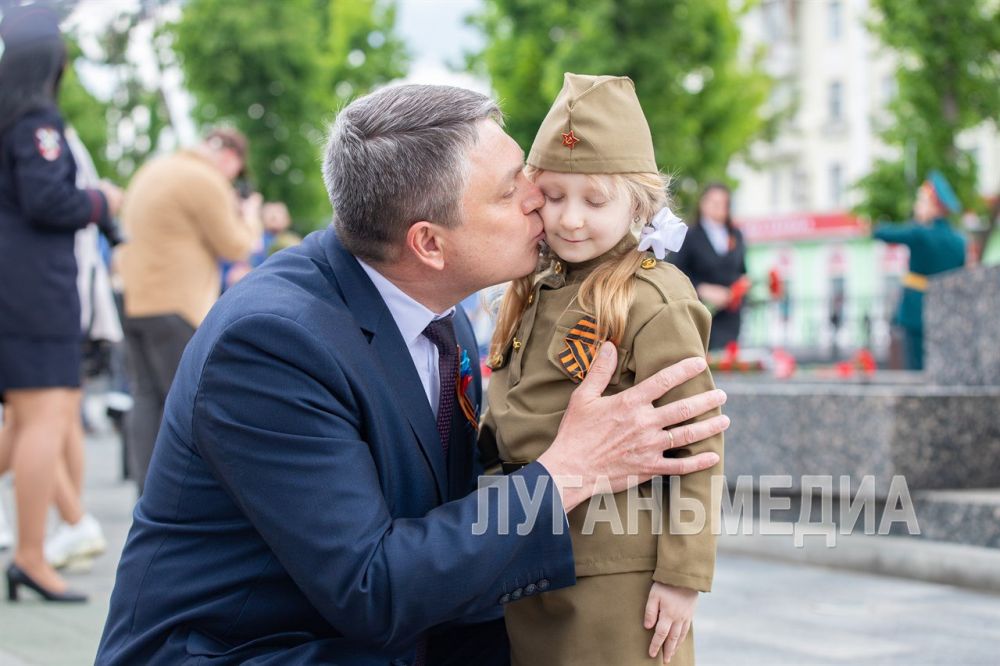 В центре Луганска прошли традиционные мероприятия, посвященные Дню Победы В центре Луганска прошли традиционные мероприятия, посвященные Дню Победы