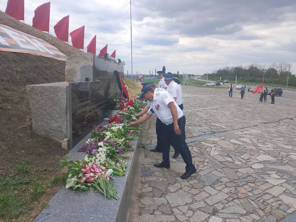 после торжественного митинга, посвященного 80-летию дня Победы, сотрудники ОГИБДД ОМВД "Славяносербский" возложили цветы к памятнику "Комбат" после торжественного митинга, посвященного 80-летию дня Победы, сотрудники ОГИБДД ОМВД "Славяносербский" возложили цветы к памятнику "Комбат"