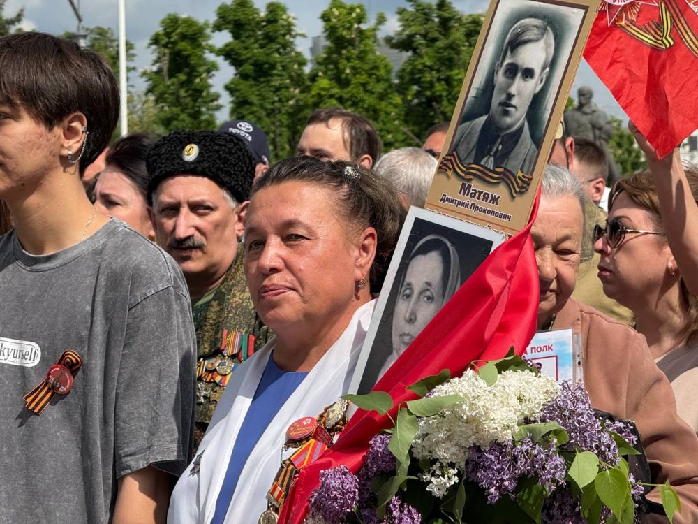 Дарья Лантратова: С Главой Республики Леонидом Пасечником, коллегой сенатором Ольгой Бас, председателем Правительства ЛНР Егором Ковальчуком возложили цветы к Пилону Славы и Могиле Неизвестного Солдата Дарья Лантратова: С Главой Республики Леонидом Пасечником, коллегой сенатором Ольгой Бас, председателем Правительства ЛНР Егором Ковальчуком возложили цветы к Пилону Славы и Могиле Неизвестного Солдата