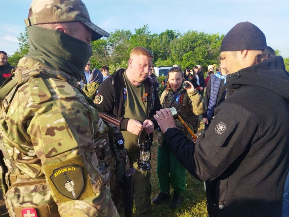 Алое знамя над местами боевой славы: В ЛНР на «Партизанской стоянке» отметили День Победы Алое знамя над местами боевой славы: В ЛНР на «Партизанской стоянке» отметили День Победы