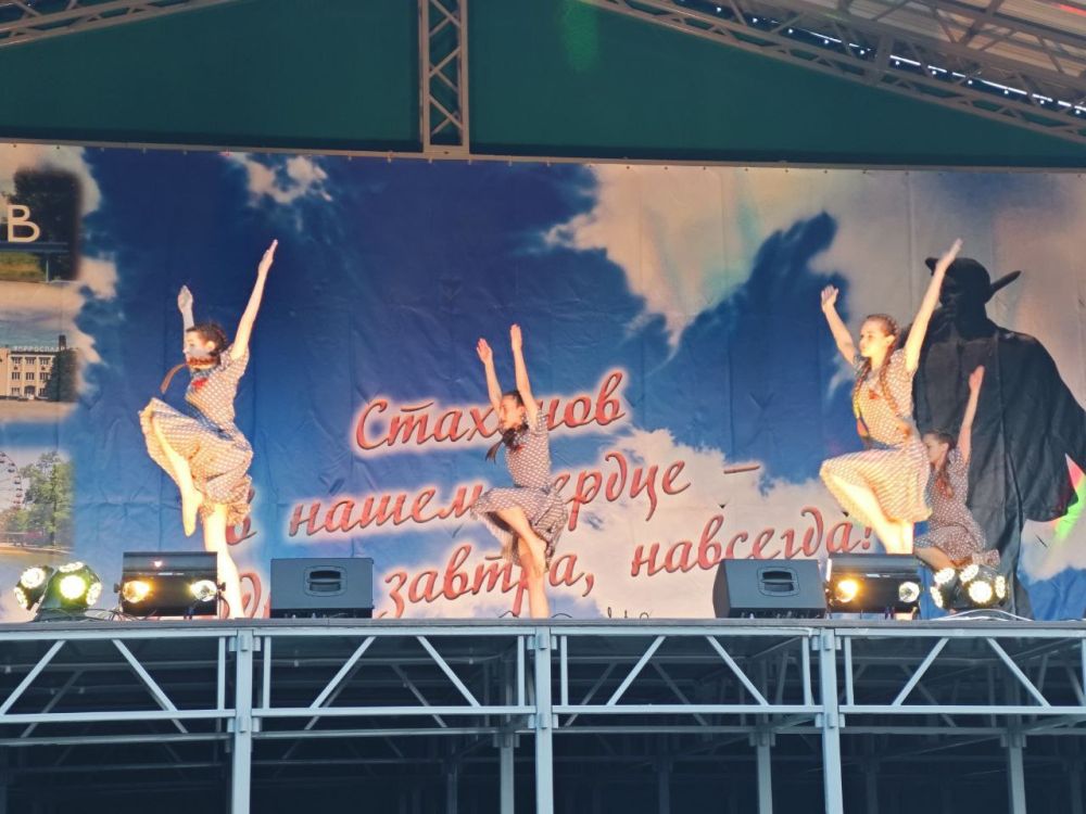 Вечерняя программа Дня Победы в Стаханове: праздничный концерт собрал горожан в парке «Горняк» Вечерняя программа Дня Победы в Стаханове: праздничный концерт собрал горожан в парке «Горняк»