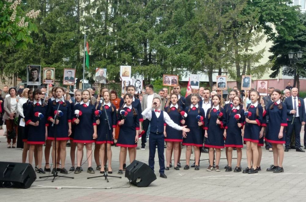 В Антраците на площади мемориального комплекса «Вечный огонь» состоялся торжественный митинг «Салют и слава годовщине навеки памятного дня» В Антраците на площади мемориального комплекса «Вечный огонь» состоялся торжественный митинг «Салют и слава годовщине навеки памятного дня»