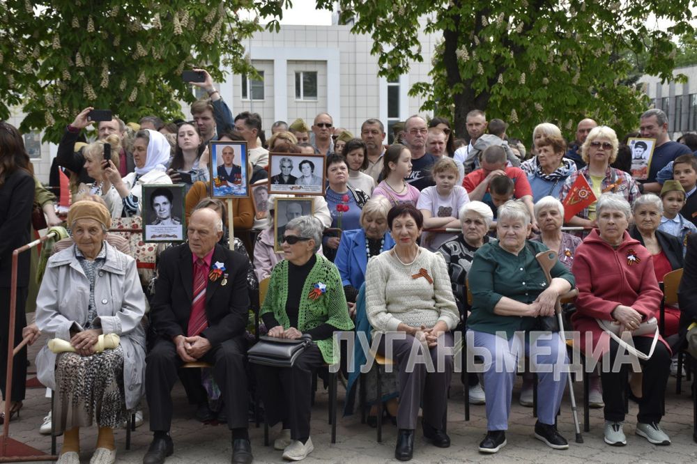 В Антрацитовском муниципальном округе состоялся торжественный митинг «Салют и слава годовщине навеки памятного дня» В Антрацитовском муниципальном округе состоялся торжественный митинг «Салют и слава годовщине навеки памятного дня»