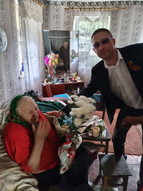 Член Общественной палаты ЛНР Александр Бурлаков с семьёй, 9 мая поздравил ветеранов Лутугинского района с 80 летием Победы!!! Член Общественной палаты ЛНР Александр Бурлаков с семьёй, 9 мая поздравил ветеранов Лутугинского района с 80 летием Победы!!!