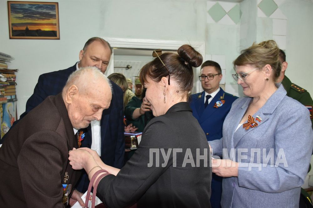В Новопскове ветерану Великой Отечественной войны Спиридону Афанасьевичу Гнилобокову по поручению Президента Российской Федерации Владимира Владимировича Путина было вручено адресное поздравление с Днем Победы! В Новопскове ветерану Великой Отечественной войны Спиридону Афанасьевичу Гнилобокову по поручению Президента Российской Федерации Владимира Владимировича Путина было вручено адресное поздравление с Днем Победы!