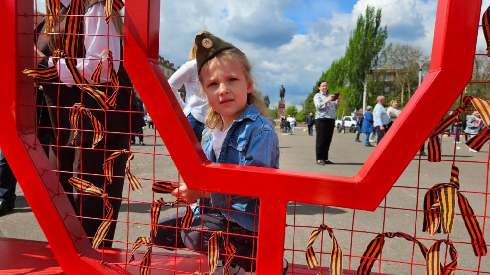 Победа объединяет. Акция «Тысяча сердец», объявленная в Алчевске по инициативе ООО «ЮГМК», подхвачена горожанами Победа объединяет. Акция «Тысяча сердец», объявленная в Алчевске по инициативе ООО «ЮГМК», подхвачена горожанами