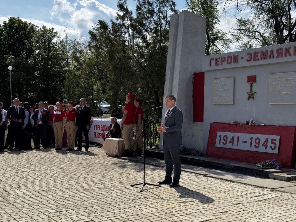 Сергей Колягин: В этом году в городе Первомайске церемония возложения цветов к Братской могиле советских воинов, расположенной на площади Боевой Славы, была особенной, и не только потому, что сегодня 80-я годовщина со Дня... Сергей Колягин: В этом году в городе Первомайске церемония возложения цветов к Братской могиле советских воинов, расположенной на площади Боевой Славы, была особенной, и не только потому, что сегодня 80-я годовщина со Дня...