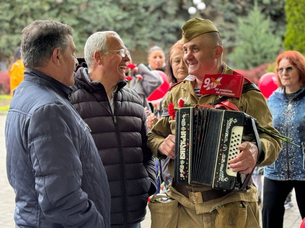 Тысячи людей в Гагаузии сегодня прошли Маршем Победы, чтобы отдать дань памяти героям Великой Отечественной войны, заявил депутат парламента Молдовы от оппозиционного блока "Победа" Александр Суходольский Тысячи людей в Гагаузии сегодня прошли Маршем Победы, чтобы отдать дань памяти героям Великой Отечественной войны, заявил депутат парламента Молдовы от оппозиционного блока "Победа" Александр Суходольский