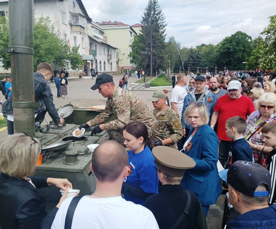 В сквере возле центрального городского Дворца культуры имени Ленина прошел впечатляющий солдатский привал «Солдаты мая, слава вам навеки» В сквере возле центрального городского Дворца культуры имени Ленина прошел впечатляющий солдатский привал «Солдаты мая, слава вам навеки»