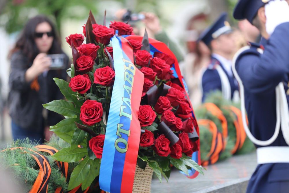 Алексей Кампф в 80-ю годовщину Победы возложил цветы к Пилону Славы и Могиле Неизвестного Солдата Алексей Кампф в 80-ю годовщину Победы возложил цветы к Пилону Славы и Могиле Неизвестного Солдата