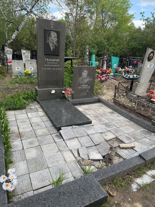 Честь и память: Общественная палата ЛНР восстановила могилу Героя Советского Союза Н.В. Галицкого Честь и память: Общественная палата ЛНР восстановила могилу Героя Советского Союза Н.В. Галицкого