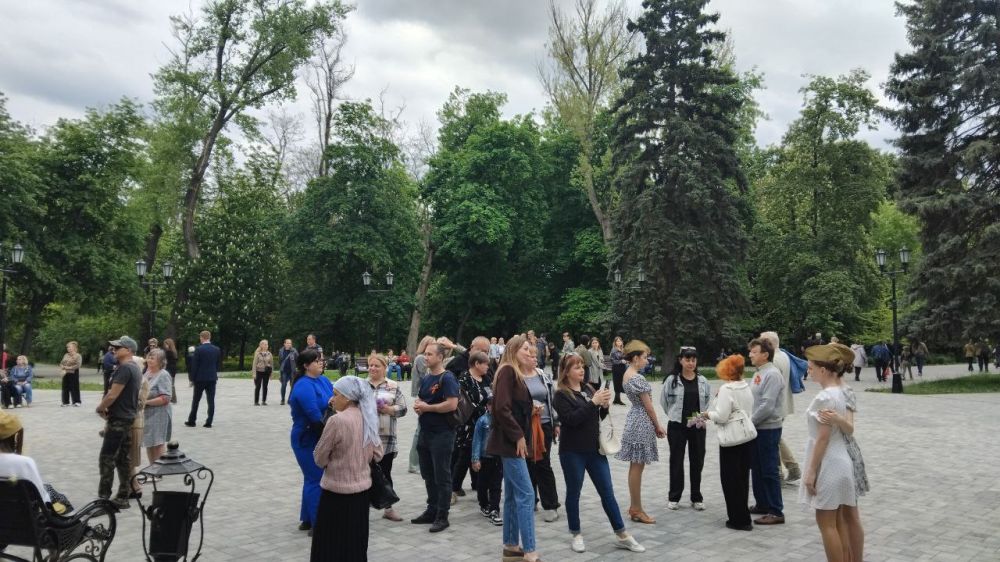 В рамках празднования 80-летия Победы в Великой Отечественной войне в парке культуры и отдыха имени Победы для антрацитовцев была организована концертная программа В рамках празднования 80-летия Победы в Великой Отечественной войне в парке культуры и отдыха имени Победы для антрацитовцев была организована концертная программа
