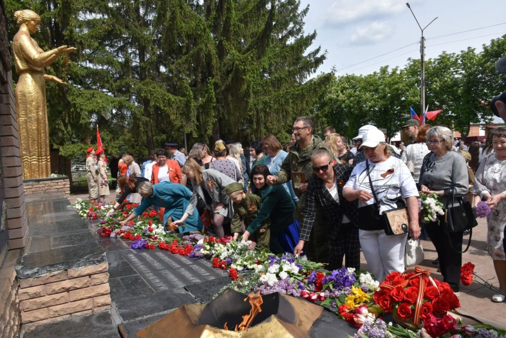 Виктория Кайдалова: Сегодня в пгт Новопсков состоялся торжественный митинг, посвящённый 80-летию Великой Победы нашего народа в Великой Отечественной войне! Виктория Кайдалова: Сегодня в пгт Новопсков состоялся торжественный митинг, посвящённый 80-летию Великой Победы нашего народа в Великой Отечественной войне!