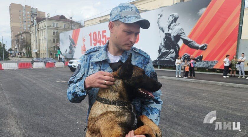 Сотрудники Министерства внутренних дел РФ по ЛНР провели показательные выступления в честь 80-летия Победы в Великой Отечественной войне в луганском сквере имени Героев «Молодой Гвардии». Об этом с места события передает... Сотрудники Министерства внутренних дел РФ по ЛНР провели показательные выступления в честь 80-летия Победы в Великой Отечественной войне в луганском сквере имени Героев «Молодой Гвардии». Об этом с места события передает...