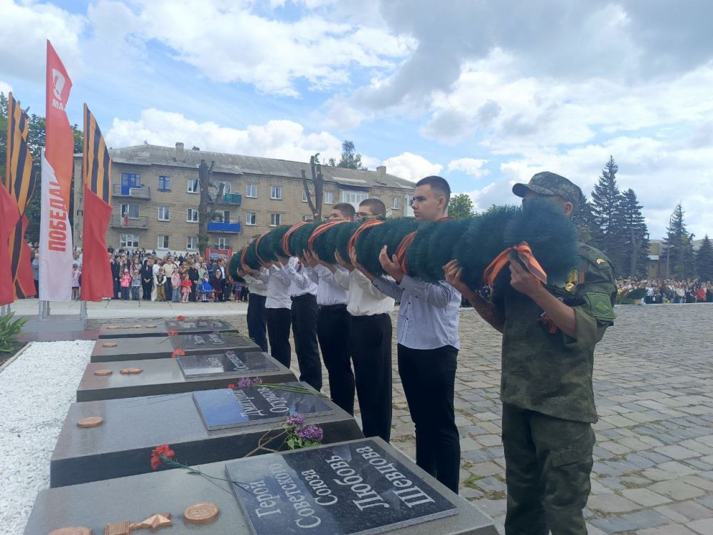 Сегодня торжественный митинг собрал ровенчан, чтобы отдать дань памяти всем тем, кто защищал нашу страну в годы Великой Отечественной войны на фронте и в тылу, тем, кто восстанавливал страну в послевоенные годы, и, конечно... Сегодня торжественный митинг собрал ровенчан, чтобы отдать дань памяти всем тем, кто защищал нашу страну в годы Великой Отечественной войны на фронте и в тылу, тем, кто восстанавливал страну в послевоенные годы, и, конечно...