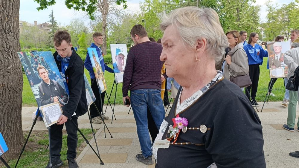 В День Победы в ЛНР прошла выставка портретов «Единая Россия – единая Победа» В День Победы в ЛНР прошла выставка портретов «Единая Россия – единая Победа»