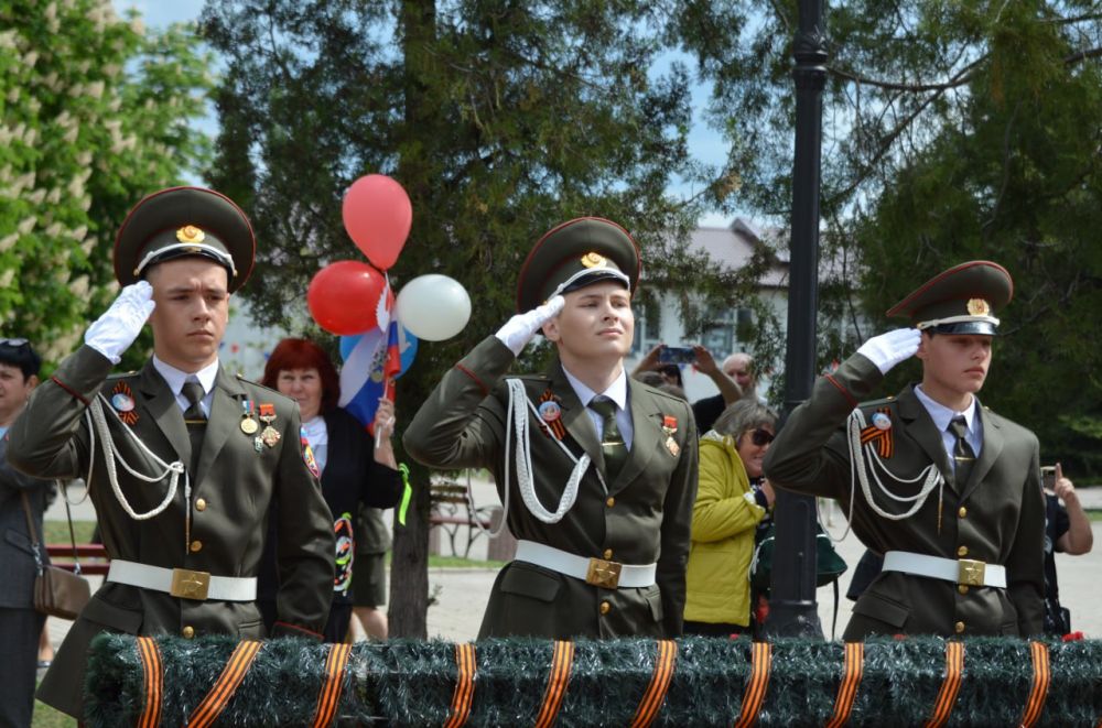 Сергей Козенко: Краснодон масштабно отмечает 80-ю годовщину Великой Победы! Этот знаменательный день собрал множество людей, чтобы почтить память героев и отпраздновать мир и свободу, завоеванные ценой неимоверных усилий Сергей Козенко: Краснодон масштабно отмечает 80-ю годовщину Великой Победы! Этот знаменательный день собрал множество людей, чтобы почтить память героев и отпраздновать мир и свободу, завоеванные ценой неимоверных усилий